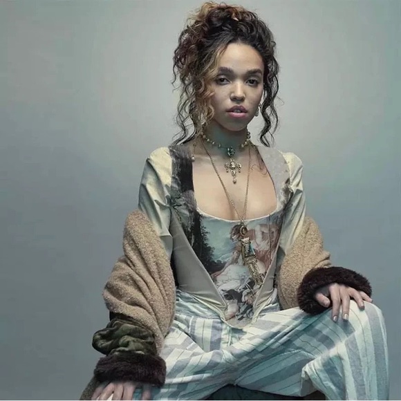 Long sleeve Renaissance art boned corset top - Picture 2 of 10